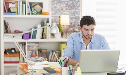 Homme devant un ordinateur dans un appartement